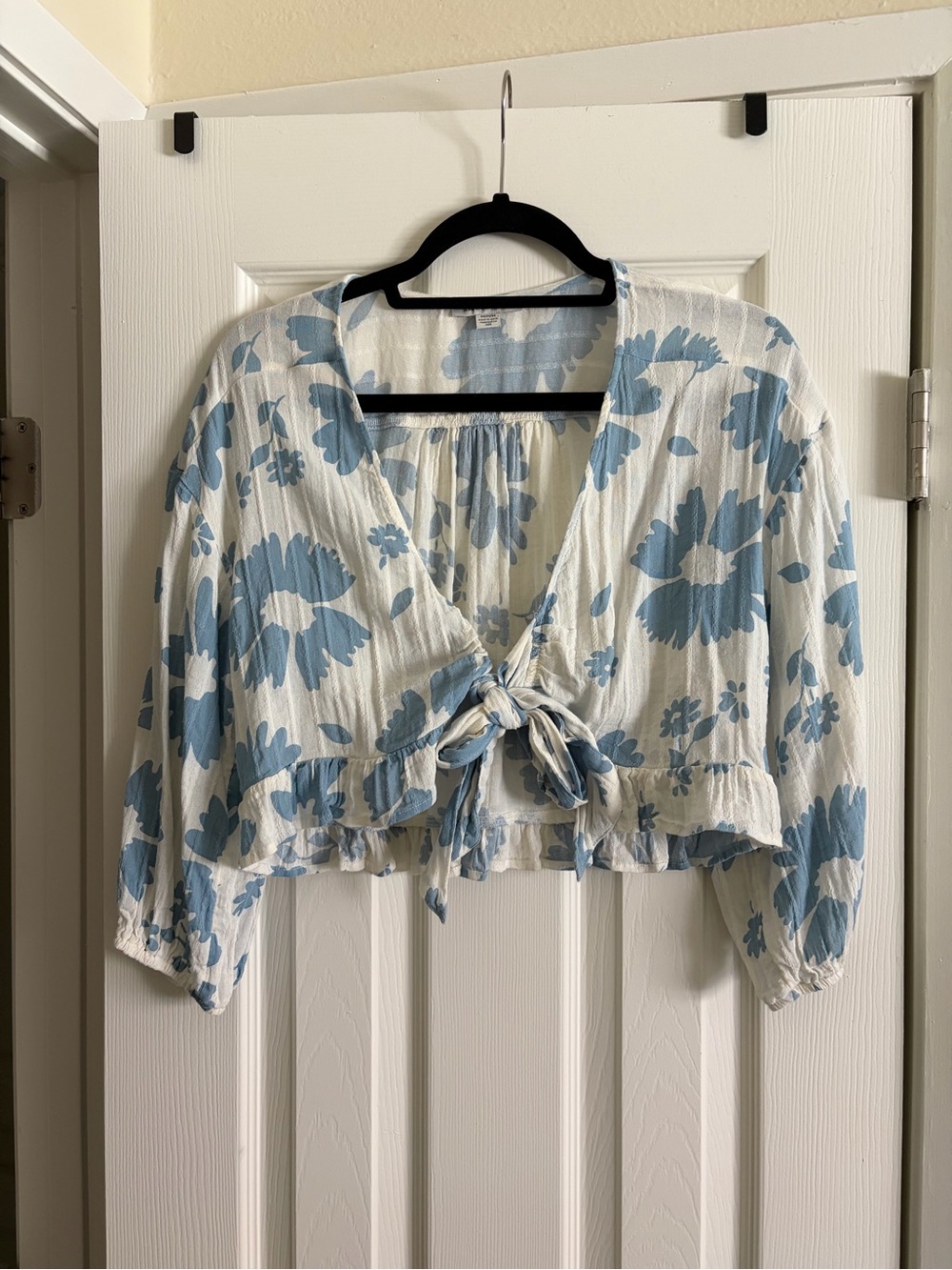 American Eagle - Tie-Front Floral Cropped Blouse